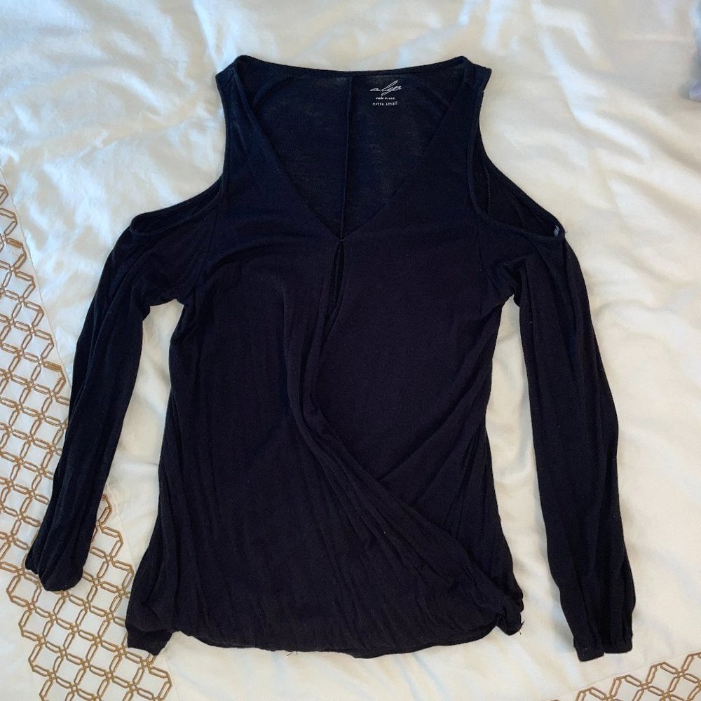 Black cold shoulder long-sleeve XS
